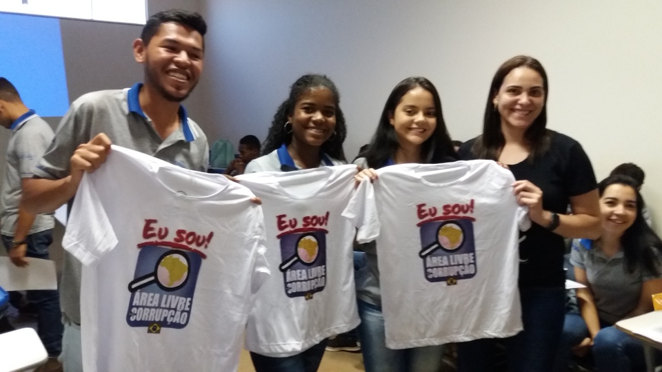 Os primeiros colocados do game sendo premiados.