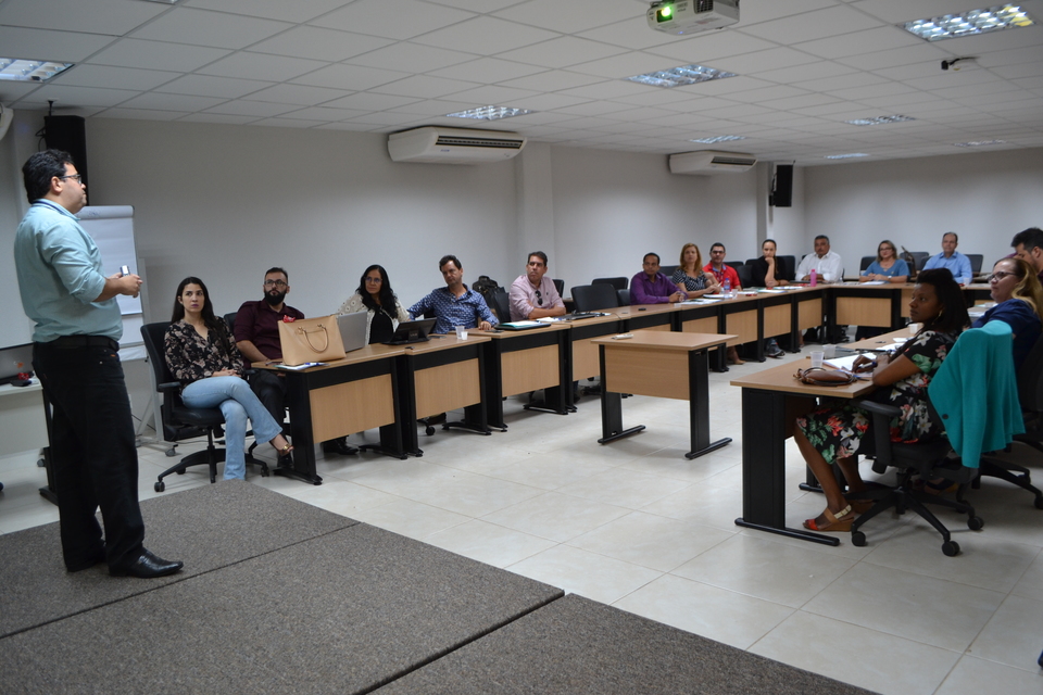 Diretor de Tecnologia da Informação durante apresentação das atividades e projetos do setor. (Foto: Elini Oliveira)