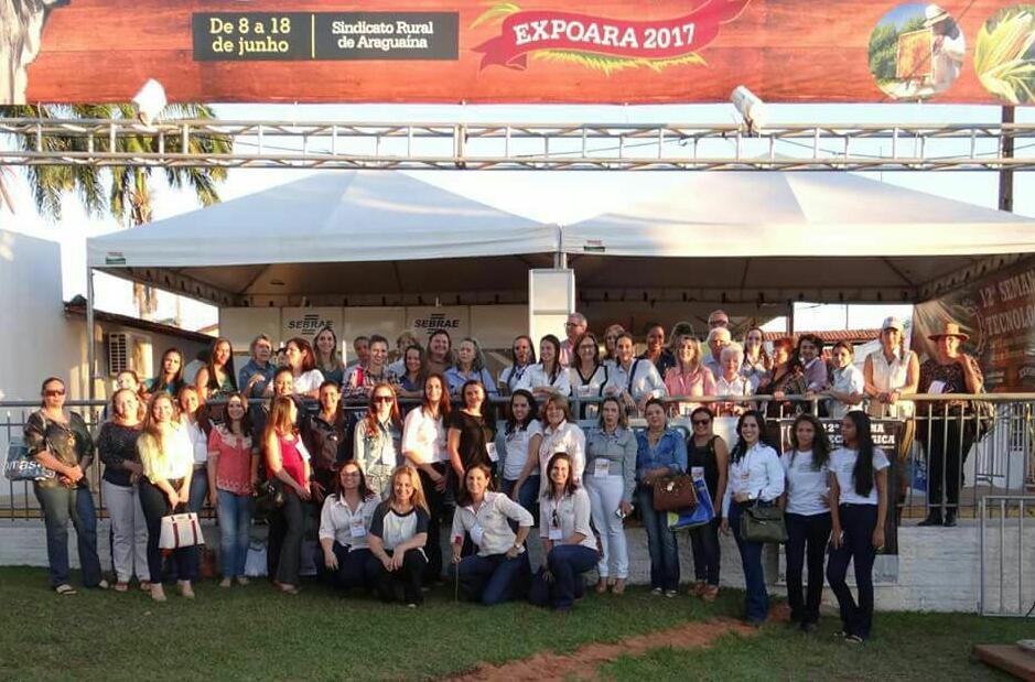 Parte do grupo de mulheres que participou do Encontro no Parque de Exposições Dair José Lourenço, na Expoara (Foto: Divulgação)