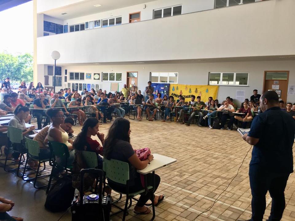 Reunião foi no bloco 3P e teve a presença de mais de 300 pessoas da comunidade universitária (Foto: Marcelo Brice/Divulgação)