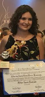 Professora Lílian Bracarense ao receber a premiação da tese de doutorado  (Foto: Divulgação)