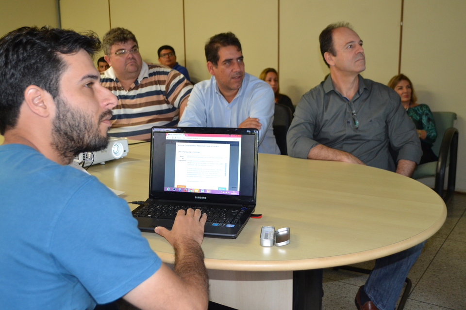 Professor Almeida (à esq) cadastrou um projeto que foi o primeiro tramitado pelo Sistema GPU, nesta quinta  (Foto: Samuel Lima)