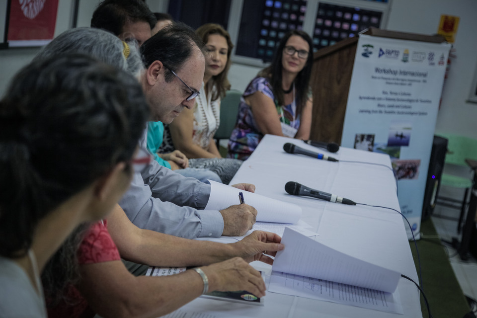 Momento da assinatura do termo pelo reitor da UFT, Luís Eduardo Bovolato (Foto: Caio Mota/RBA/Divulgação)