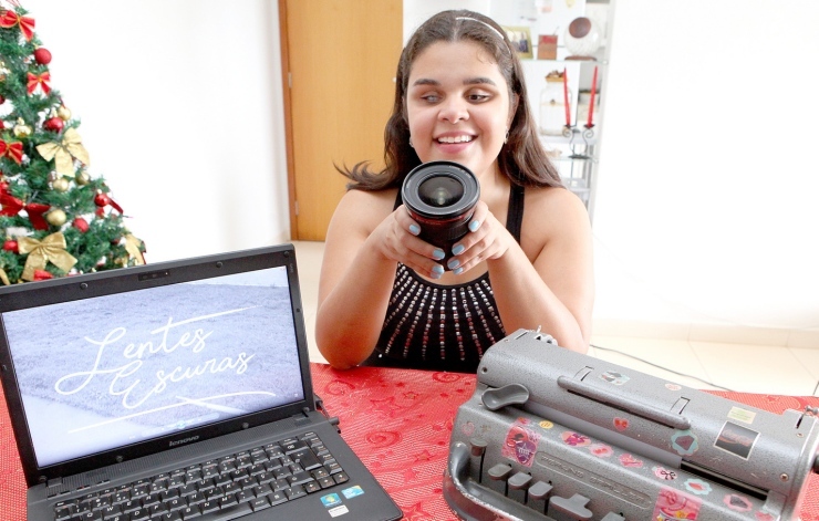 A ex-acadêmica deficiente visual do curso de Jornalismo, Caroline Barbosa, lembra da importância do Paei (Foto: Lia Mara/Jornal do Tocantins)