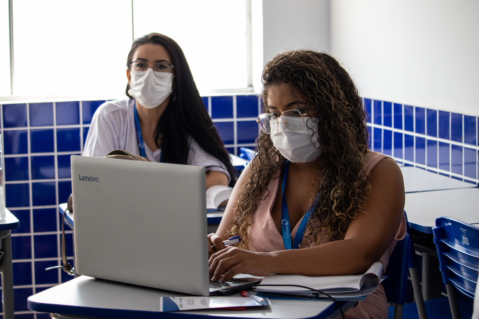 Professora da educação infantil e intérprete de libras, Joyce Mycaele é uma das participantes do curso de extensão (Foto: Divulgação Qualitopama)