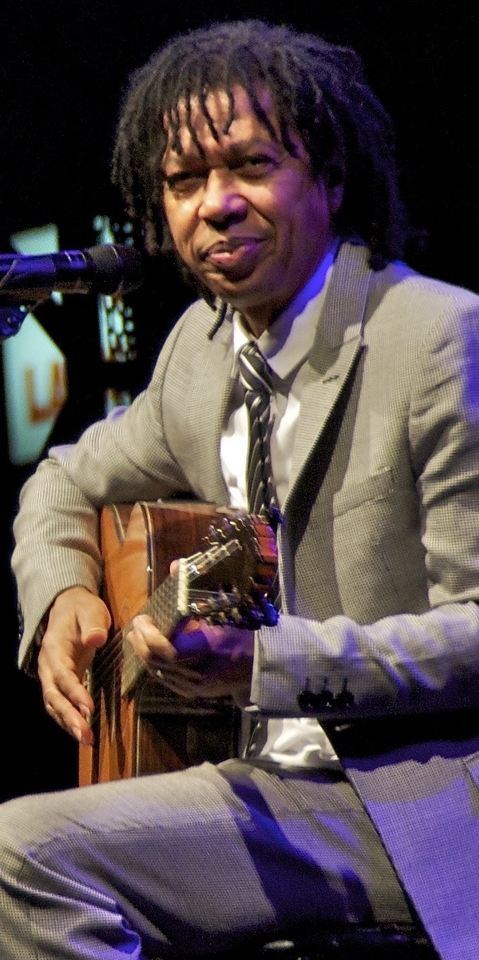 Djavan durante show (Foto: Cláudio Careca/Divulgação/Wikipedia)