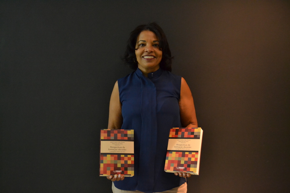 A professora Maria José de Pinho no lançamento do livro (Foto: Heloísa Cipriano)