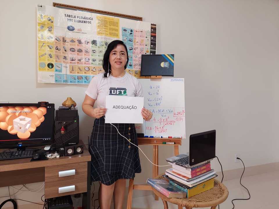 Professora Elki Cristina.em sua sala de aula improvisada em sua residência