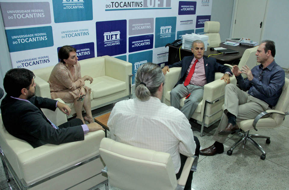 Encontro da conselheira Dóris Coutinho e o deputado Paulo Mourão com o reitor Luís Eduardo Bovolato, na Reitoria da UFT (Foto: Antônio Gonçalves/Divulgação)