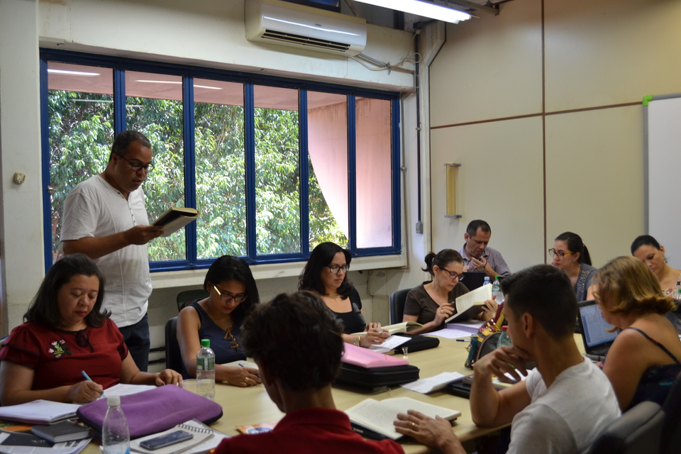 Professor Wagner Silva (em pé) com parte da turma de pós-graduandos que atuou na produção do documentário (Foto: Heloísa Cipriano/Dicom)