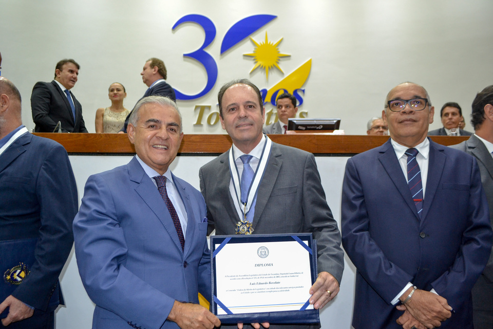 Reitor da UFT recebe homenagem pelas mãos do deputado estadual Paulo Mourão (Foto: Daniel dos Santos)