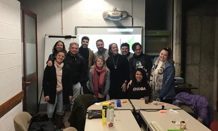 Celene Fidelis (ao centro, de roupa preta), junto a grupo de pesquisa da Universidade da Beira Interior (UBI/Portugal). A professora está fazendo doutorado na UBI. (Foto: Celene Fidelis/divulgação)