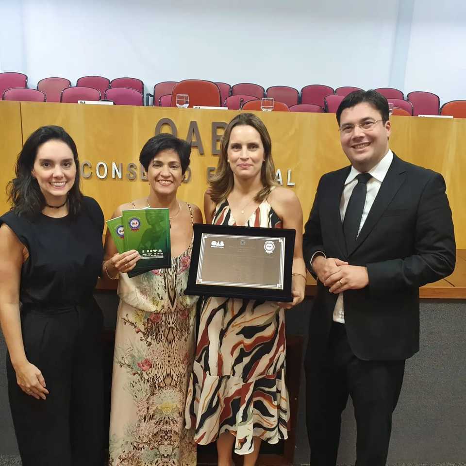 A coordenadora do curso, professora Renata (ao centro), segura a placa com o Selo OAB Recomenda (Foto: Divulgação)