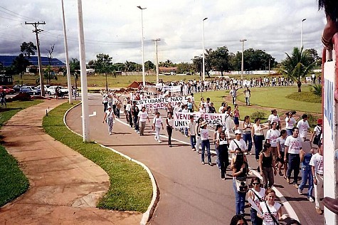 Passeata de alunos do movimento SOS Unitins (Foto: Ana Maria Negreiros)