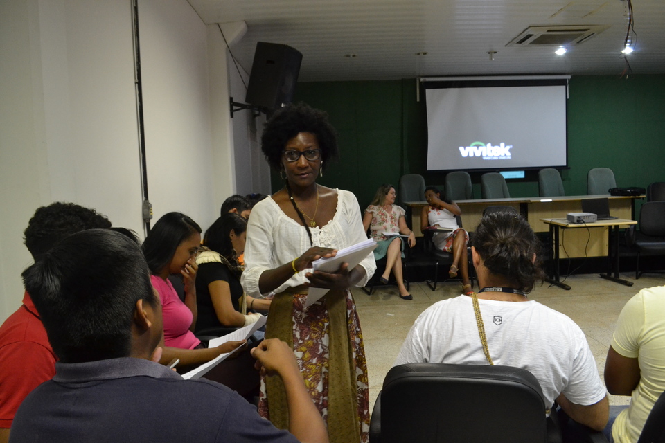 Professora Solange Nascimento e participantes na reunião do Comitê Ações Afirmativas (Foto: Thais Oliveira)