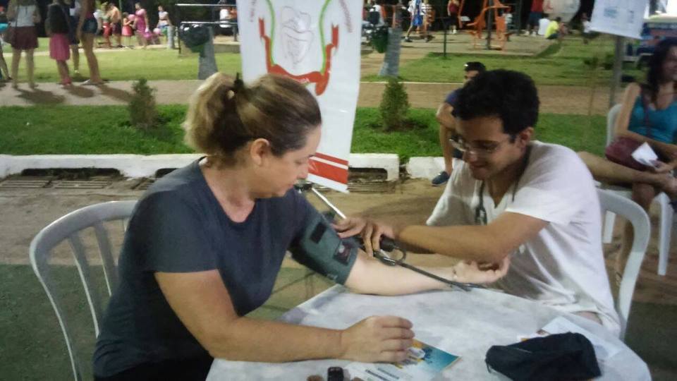 Aferição de pressão foi uma das ações de saúde realizadas no Parque Cesamar (Foto: Rádio UFT FM / Divulgação)