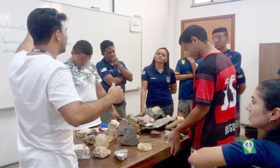 Seis adolescentes participaram da visita ao laboratório de geologia (Foto: Seciju / Gov. Tocantins / Divulgação)