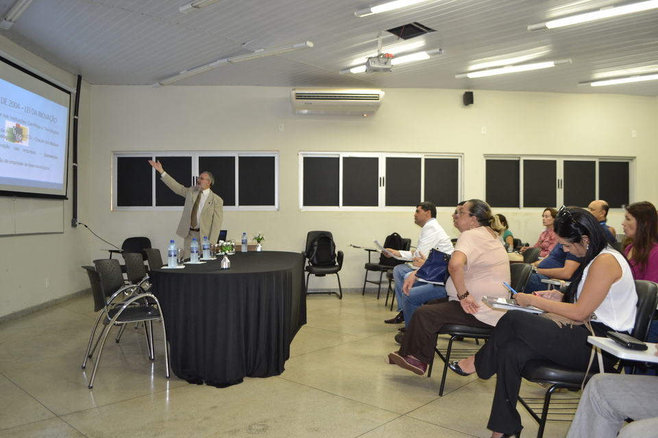 Professor Oliveira (e) durante palestra na abertura das comemorações dos 10 anos do PPGDR/UFT (Foto: Samuel Lima/Dicom)