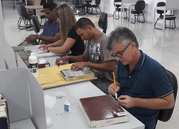 Servidores durante a atividade de recuperação dos livros (Foto: Divulgação)
