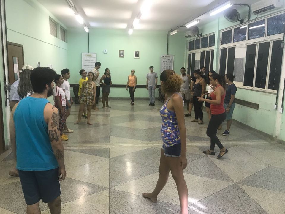 Aula de Dança de Salão com a instrutora Keitiane (d) - Foto: Dimas Magalhães/Divulgação