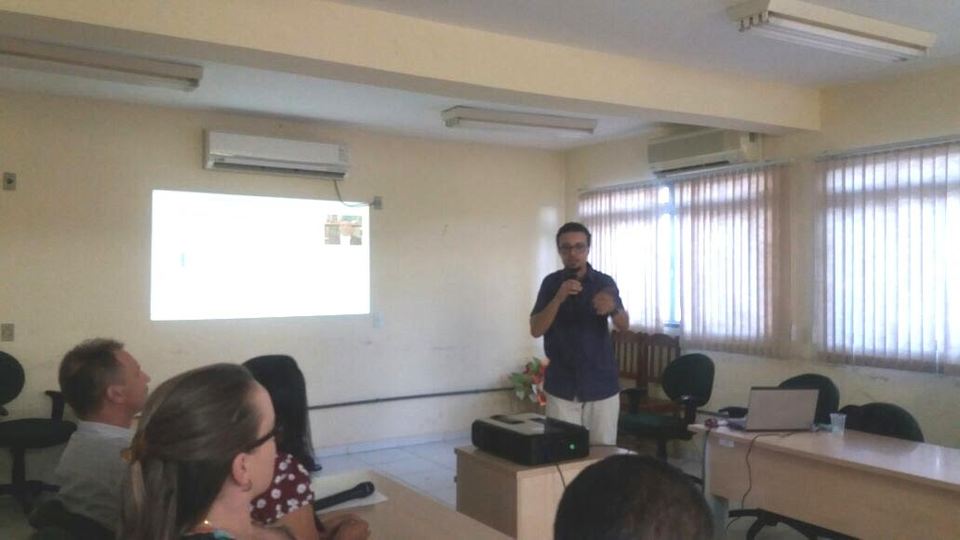 Ribeiro durante palestra na Delegacia Regional de Ensino, em comemoração pelo Dia das Mães (Foto: Divulgação)
