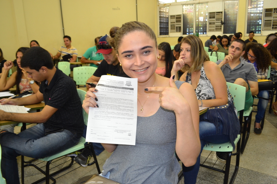 Taynara Ribeiro comemora a aprovação no curso de Nutrição, sua segunda graduação na UFT. (Foto: Erica Regina Ferreira).