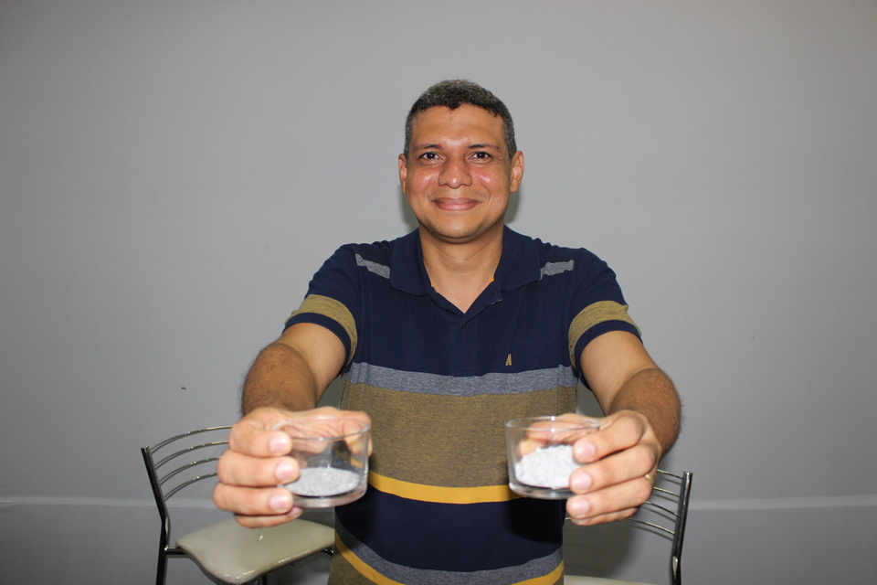 Bezerra usa a palha de arroz para reduzir custos do concreto e melhorar seu uso nas regiões quentes e úmidas  (Foto: Virgínia Magrin)