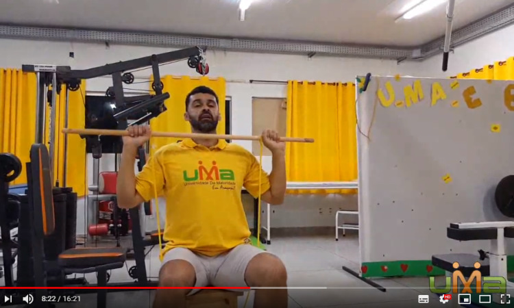 Instrutor passa detalhes dos exercícios nos vídeos (Foto: Frame de vídeo / UMA))