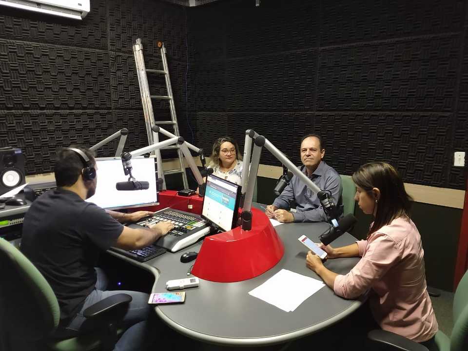 Ana Lúcia de Medeiros e Luis Eduardo Bovolato em entrevista na Rádio UFT FM (Foto: Divulgação/UFTFM) 