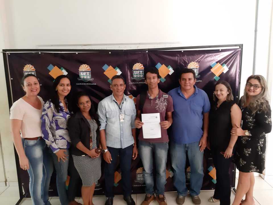 Keven Willys com o pai, Domingos (d), e servidores da Secretaria Acadêmica do Câmpus de Araguaína (Foto: divulgação Secretaria Acadêmica Araguaína)