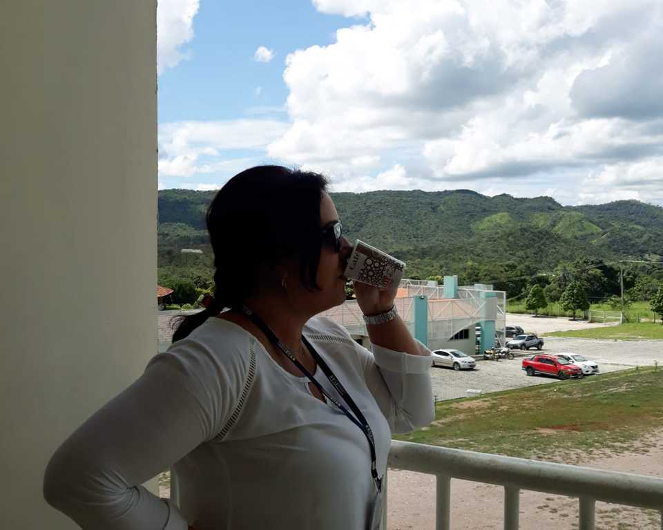 Bárbara Campanini, do Câmpus de Arraias, está sempre com uma canequinha de café nas mãos (Foto: Divulgação)