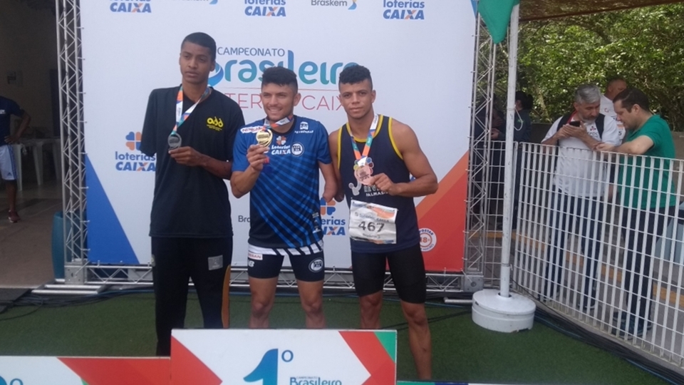Ilquias (d) durante a premiação do terceiro lugar (Foto Divulgação Projeto Reviver)