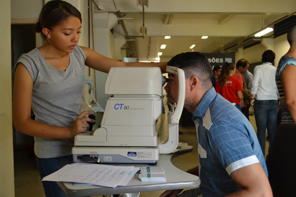 Foram realizados procedimentos e exames rápidos com as pessoas presentes na ação (Foto: Vinícius Venâncio/Dicom)