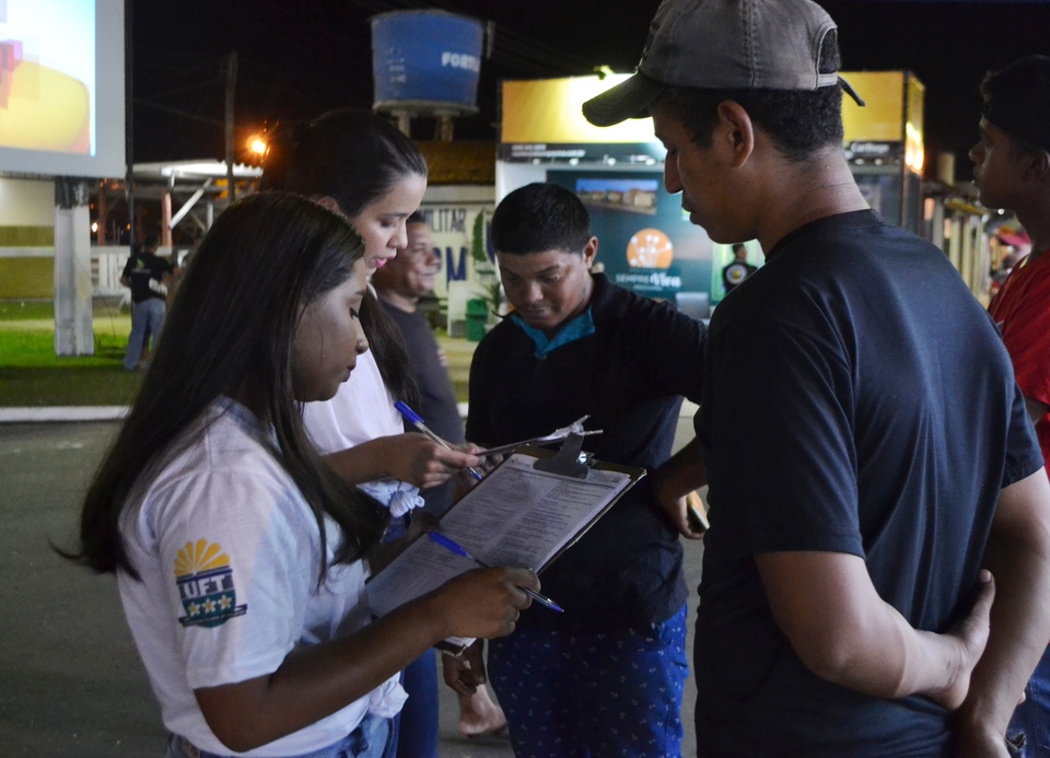 Alunas do curso de Gestão em Turismo durante entrevista para pesquisa de demanda.