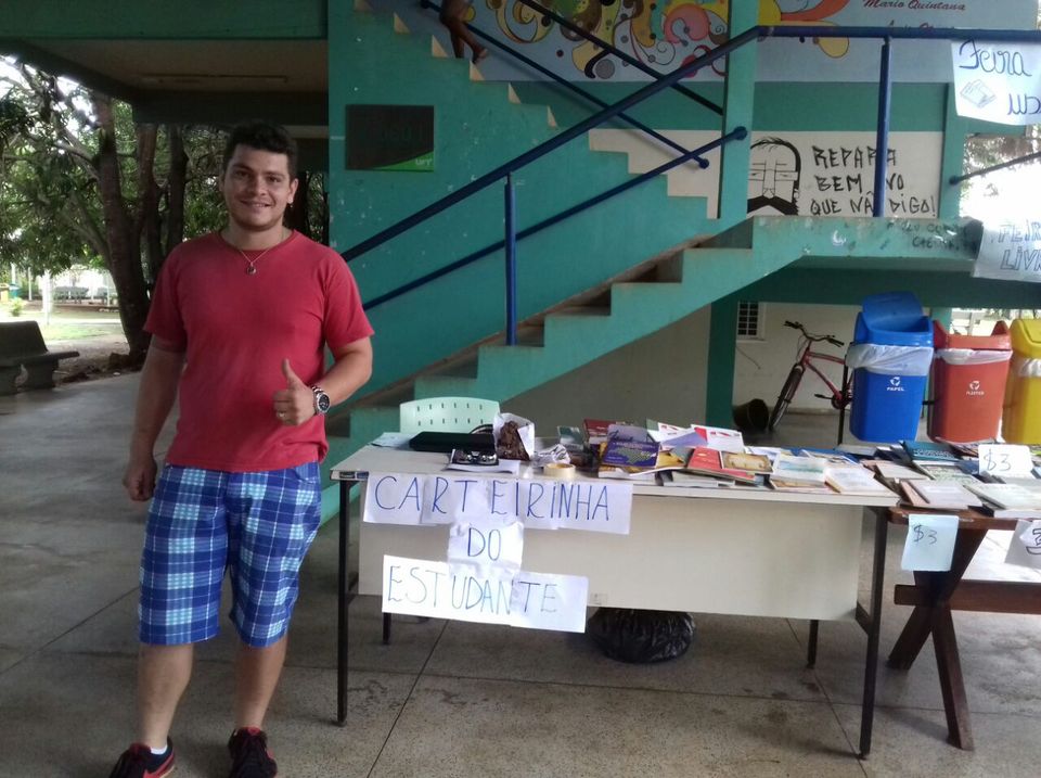 Lucas Oliveira realizando pedidos de carteira estudantil na Feira dos Livros Usados do Câmpus de Porto Nacional. (Foto: Divulgação).