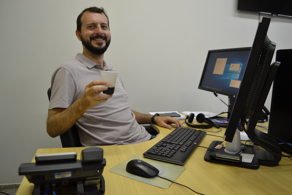Ricardo Egidio e o copo sempre com café. 