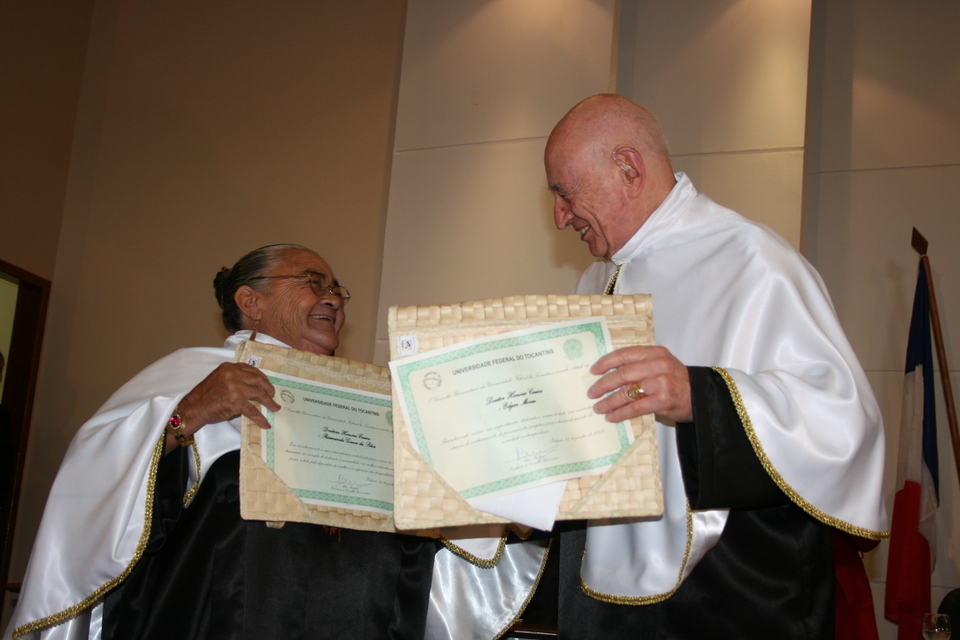 Em 2009, Raimunda foi laureada doutora honoris causa, juntamente com o Edgar Morin, em cerimônia na UFT (Foto: Arquivo/Sucom)
