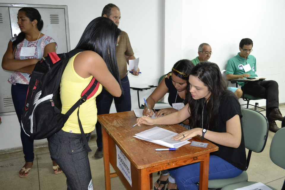 Alunos, professores e técnicos-administrativos participam da consulta eleitora. (Foto: Rodrigo Mamédio/UFT Miracema)