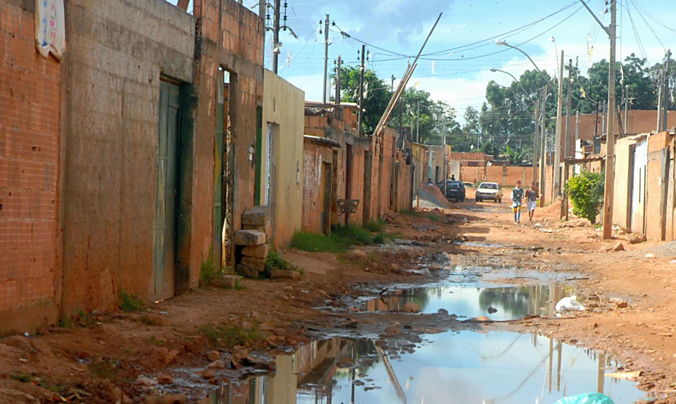 No país, 45% dos brasileiros não têm acesso a serviço adequado de esgoto (Foto: Valter Campanato/ABr)