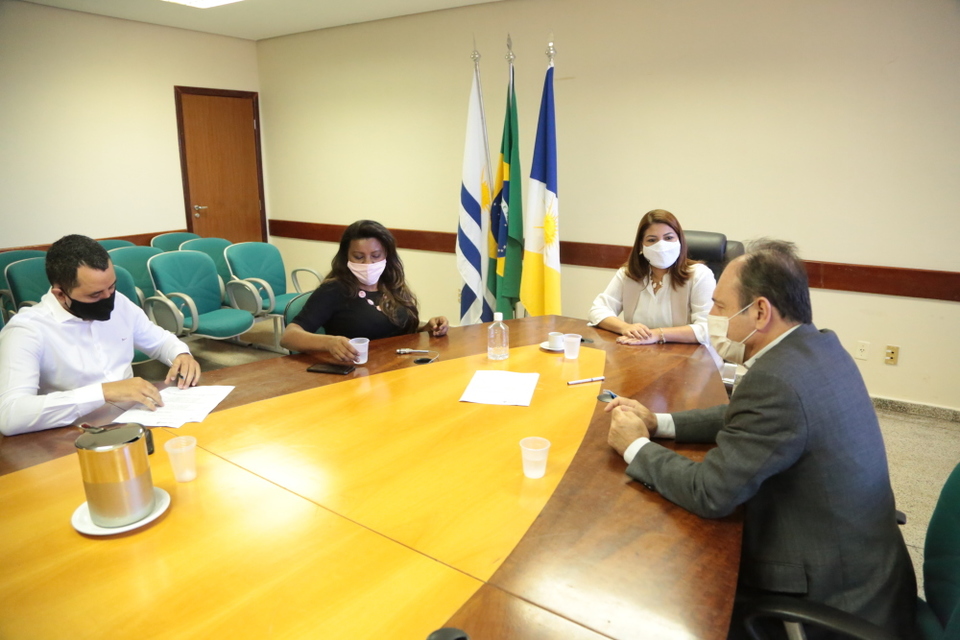 O termo de cooperação foi assinado nesta terça-feira (16), na sala de reuniões da Seduc (Foto: Katriel Bernardes/Governo do Tocantins/Divulgação)