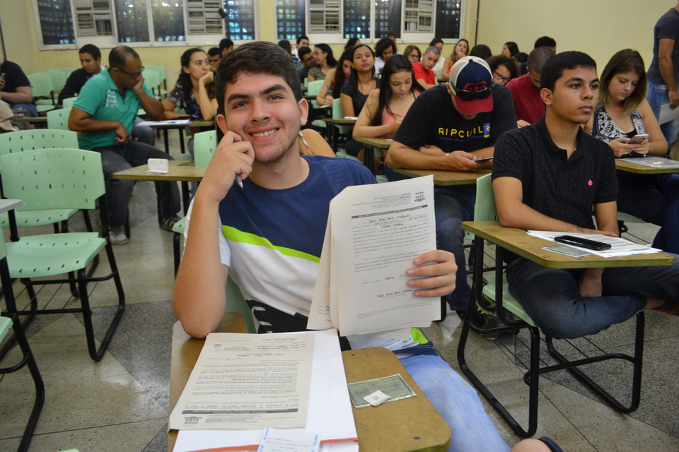 Felipe Milhomem em espera para efetuação de matrícula no curso de Ciências Contábeis. (Foto: Erica Regina Ferreira).