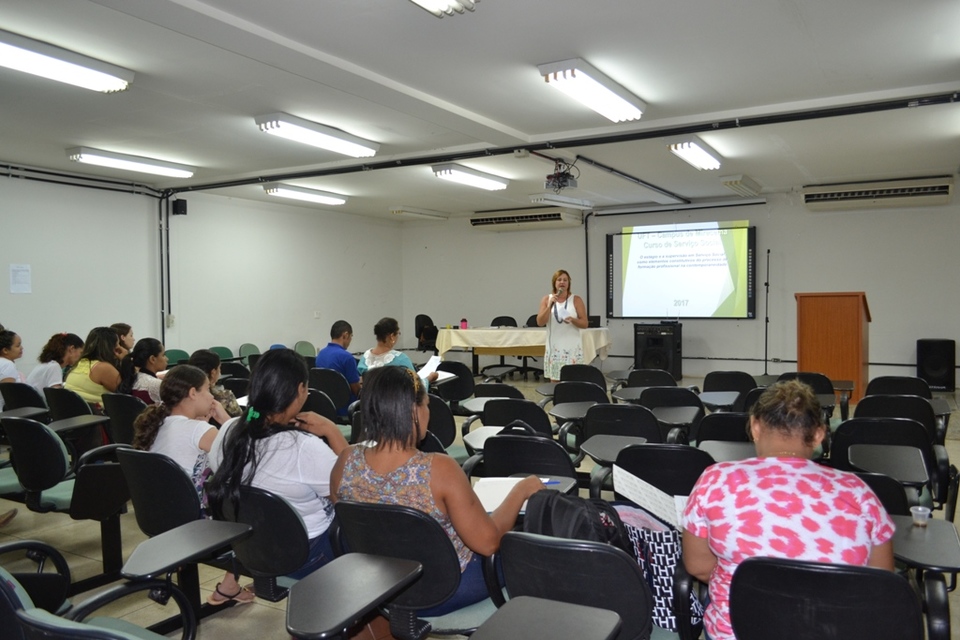 Professora Célia Albiero durante sua exposição, na abertura do curso (Foto: Rodrigo Mamédio/Divulgação)