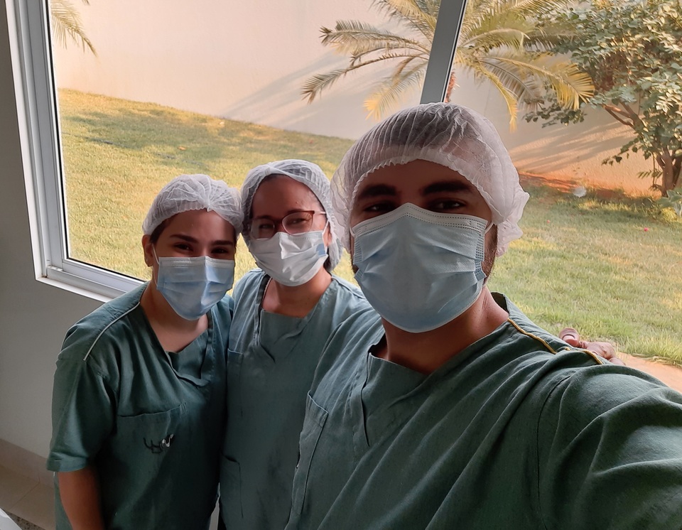 Professora Angela Lima Pereira (ao centro)  com os enfermeiros egressos da UFT, e que agora são supervisores de campo: enfa. Ana Carolina Macedo e Enf. Henrique Araújo.