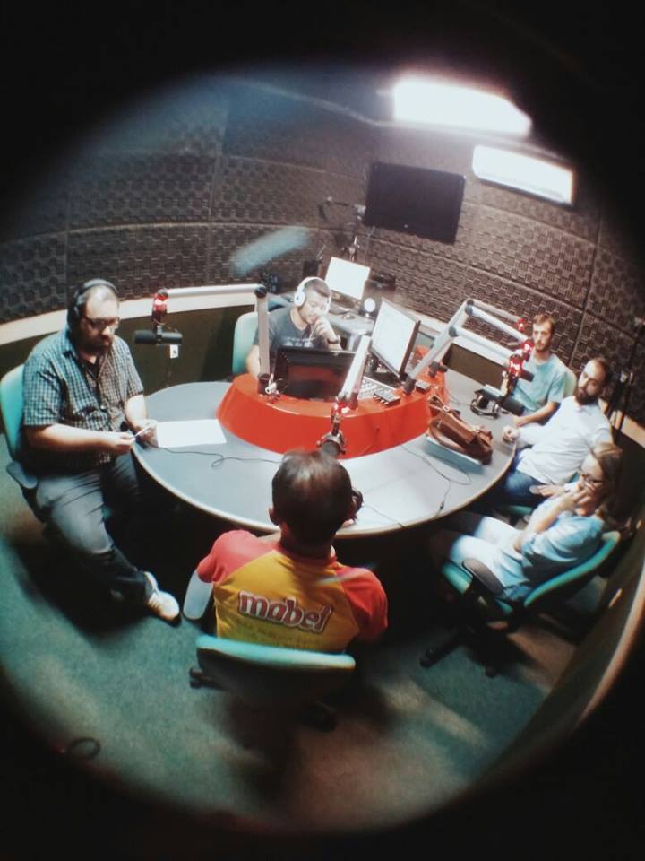 O jornalista Thomás Müller durante uma das edições do entrevista das 11h (Foto: Rádio UFT FM Divulgação)