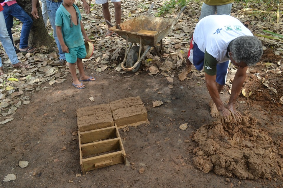 Quilombolas demonstram como é processo de bioconstrução (Foto: Edi Benini/Divulgação)