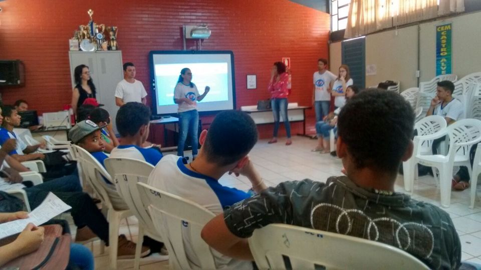 Momento da oficina, no Centro de Ensino Médio São José (Foto: Cleide Veloso/Divulgação)