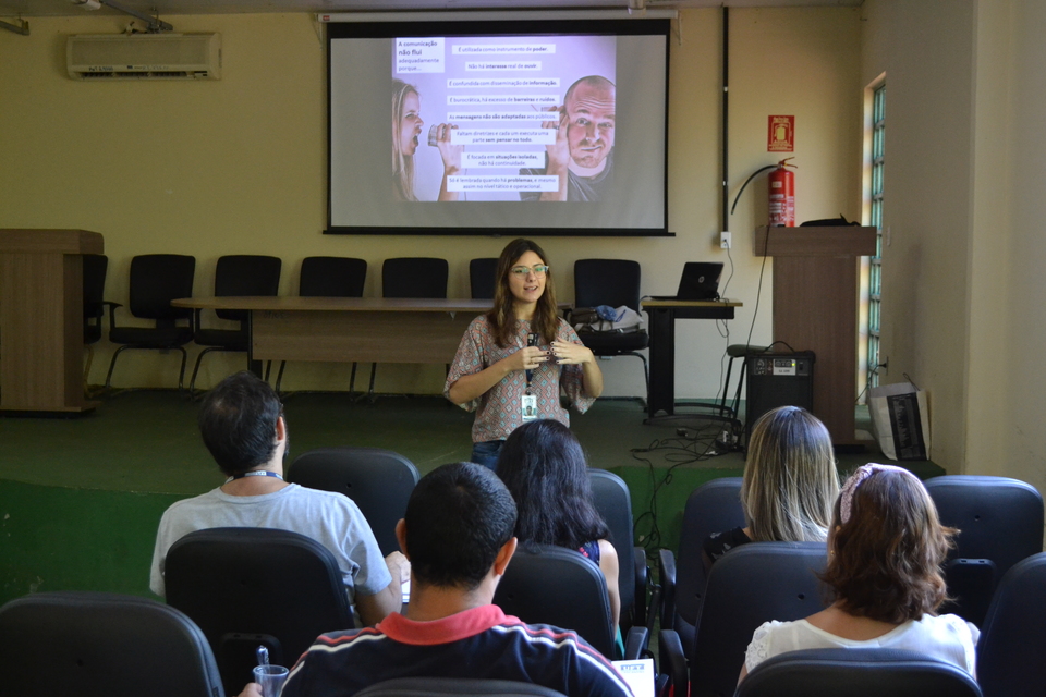 Jornalista Bianca Zanella durante oficina no câmpus de Tocantinópolis. Foto: Daniel dos Santos)