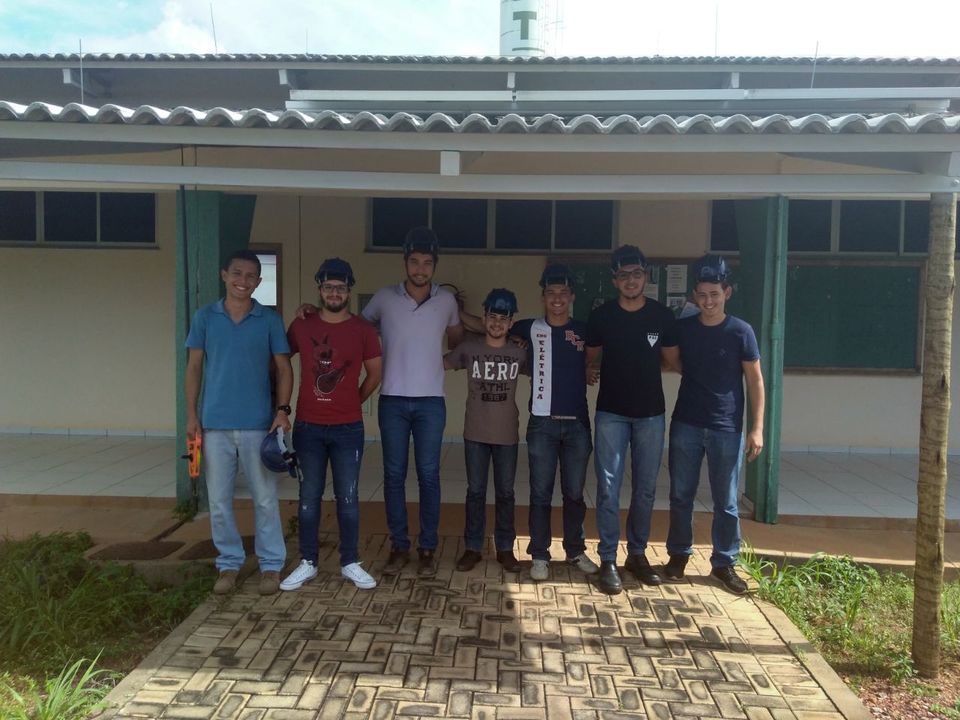 Parte da equipe de estudantes que faz parte da empresa júnior Tesla Engenharia (Foto: Divulgação)