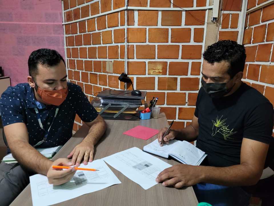 Professor Cleiton (UFT) e Joaquim Neto (Ascolombolas Rios) na identificação dos autores locais para o Programa de AgroResidência em Mateiros/TO 