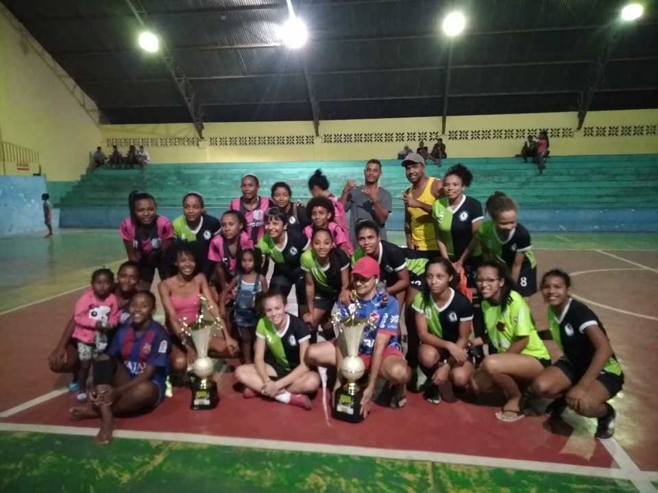 Equipe de atletas e comissão técnica do projeto campeão de futsal em Arraias (Foto: Divulgação)